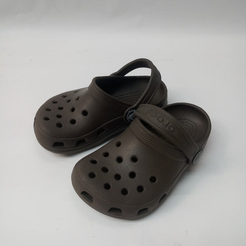 Slip on Shoes by Crocs    Size 6-7