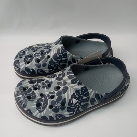 Slip on Shoes by Crocs    Size 6-8