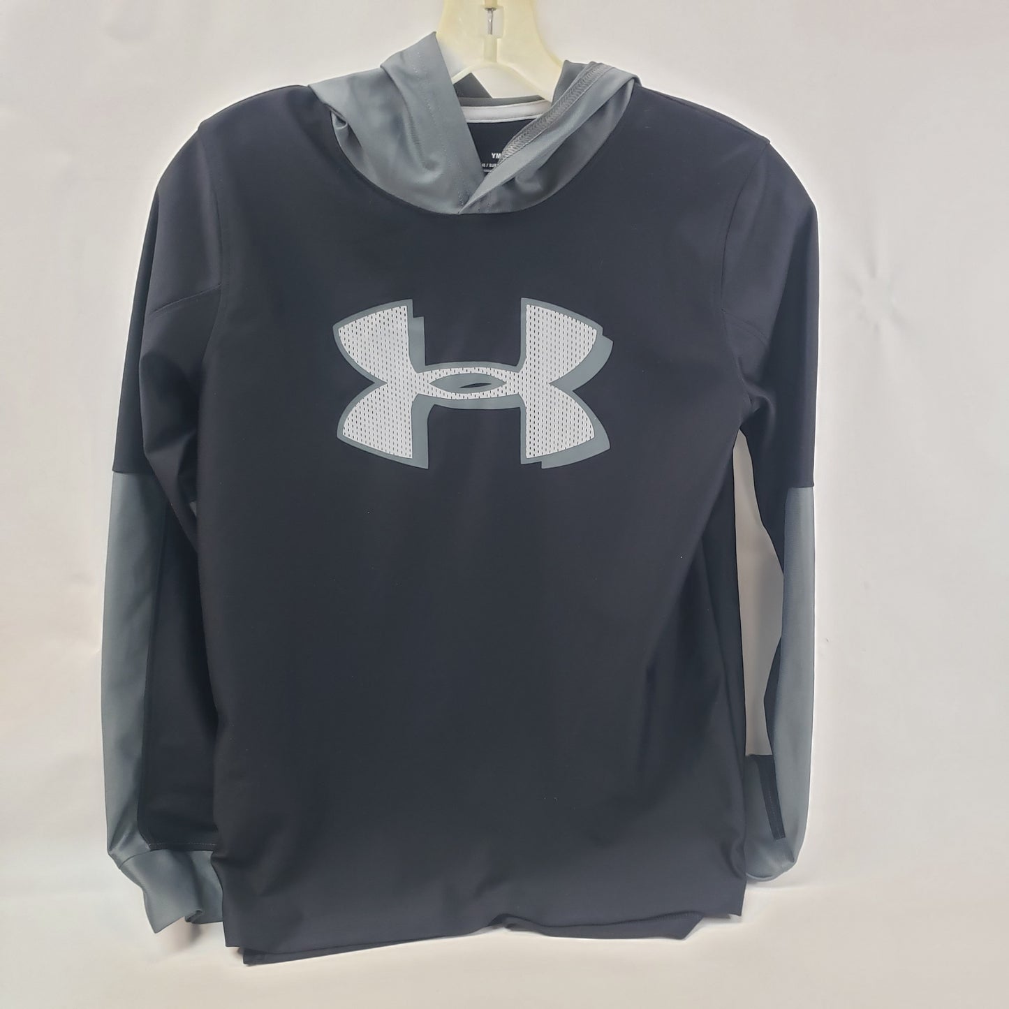Long Sleeve Shirt by Under Armour Size 8-10