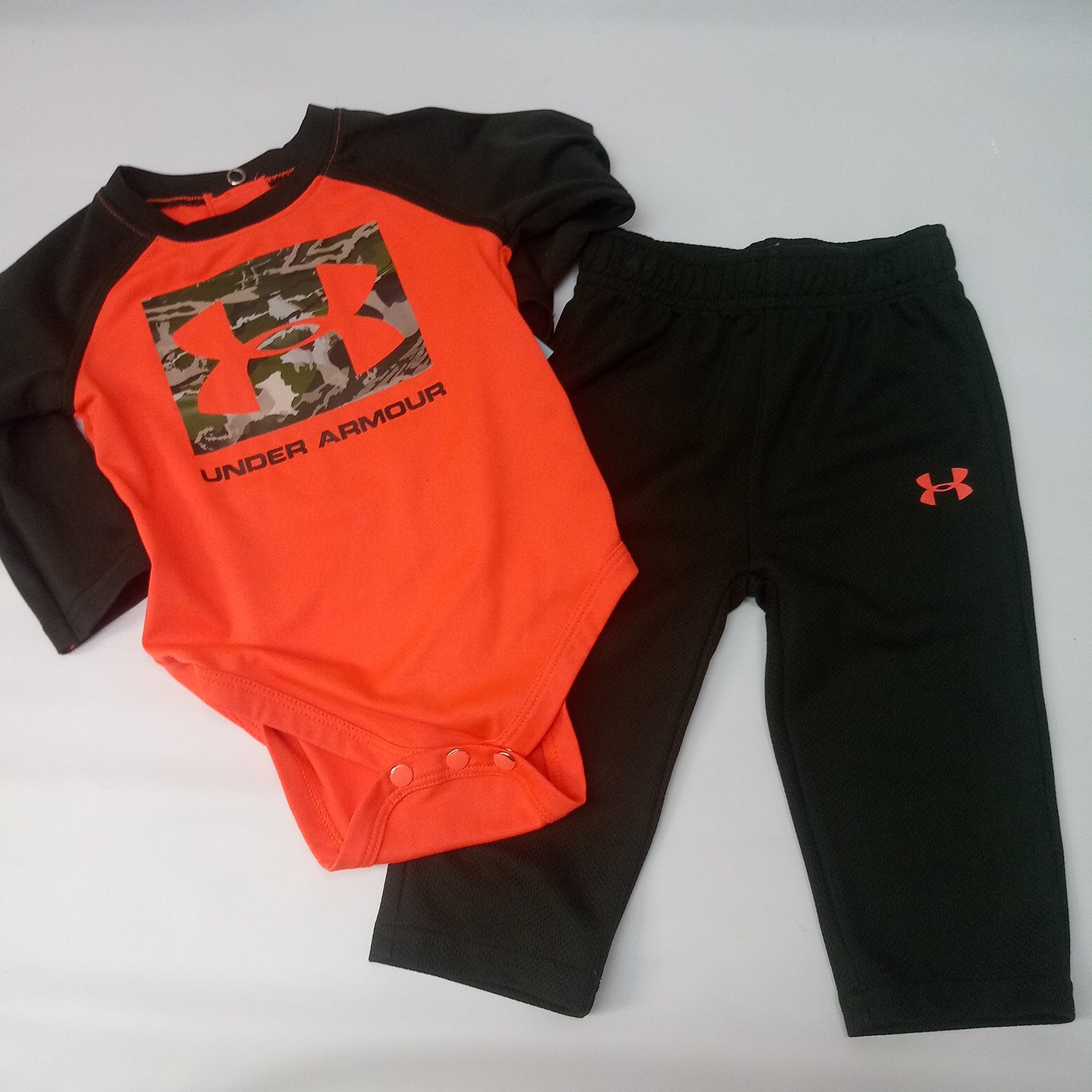 Long Sleeve 2pc Outfit by Under Armour    Size 6-9m